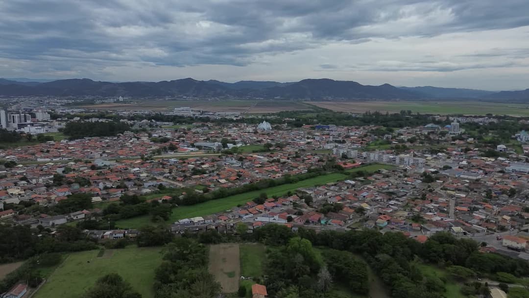 Vista aérea de bairro residencial e área verde