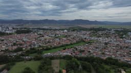 Vista aérea de bairro residencial e área verde