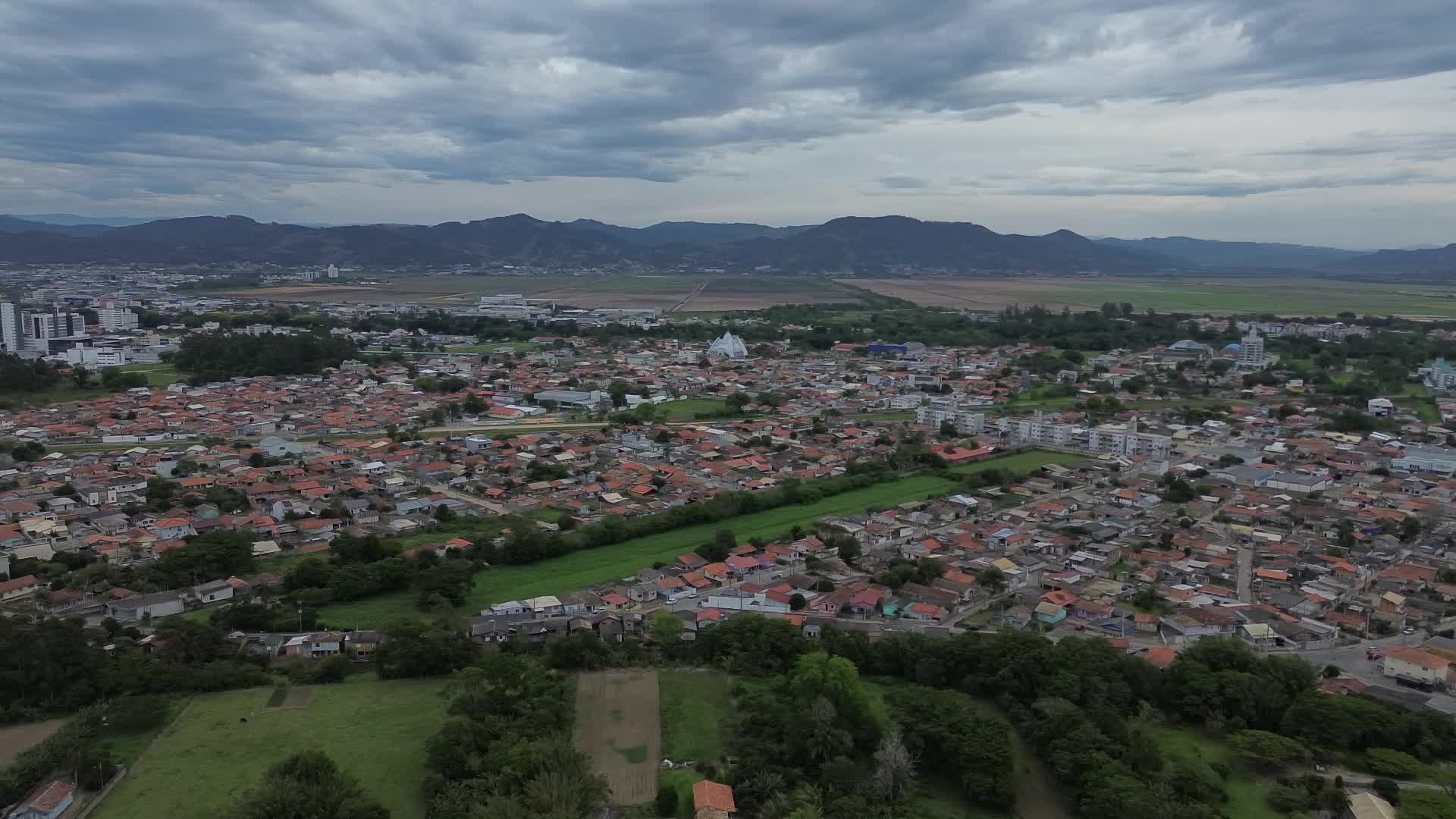 Vista aérea de bairro residencial e área verde