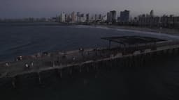 Ponte velha ao entardecer na orla de Fortaleza