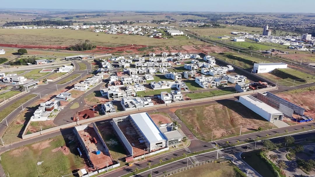 Vista aérea de shopping com placa solar e construções ao redor