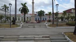 Obelisco central em praça histórica colonial