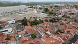 Vista aérea do centro histórico e rio