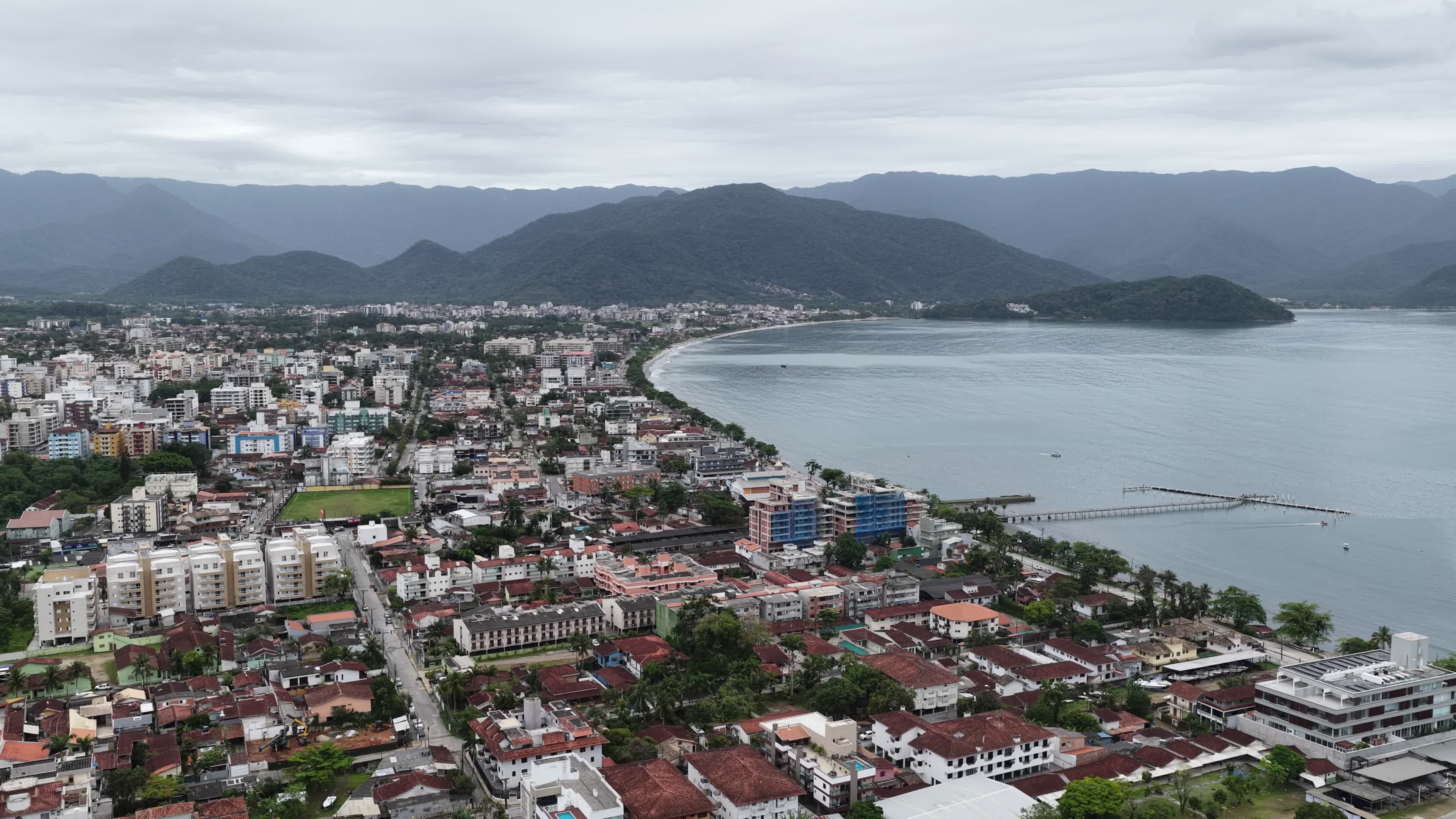Orla e Montanhas da Praia de Ubatuba