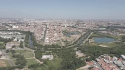 Vista aérea do rio cortando a cidade