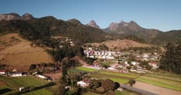 Lavouras, casas e Mulher de Pedra em Vargem Grande, Teresópolis/RJ