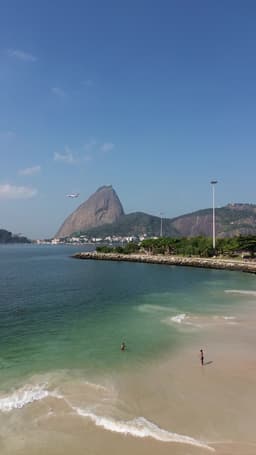 Pão de Açúcar com um avião passando na frente 
