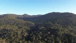 Sobrevoo saindo de um chalé com vista para o morro da igreja e a cascata veu de noiva