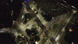 Viaduto iluminado atravessando a cidade
