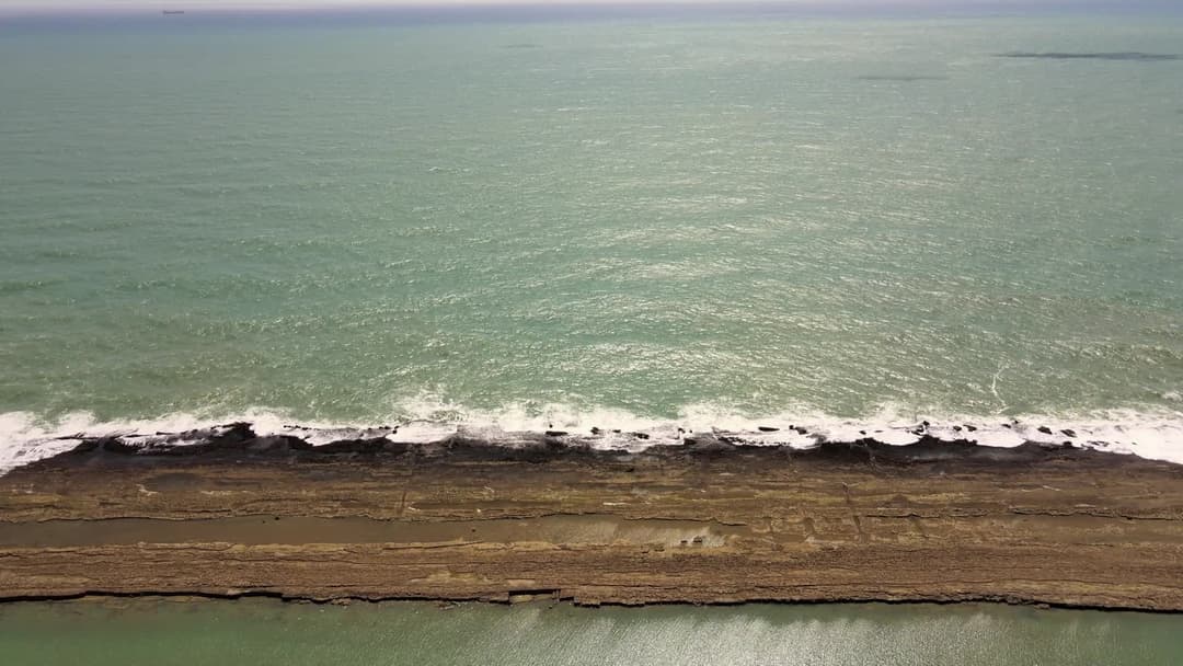 Praia de Muro Alto - Pernambuco - Costão Rochoso na Linha do Horizonte 