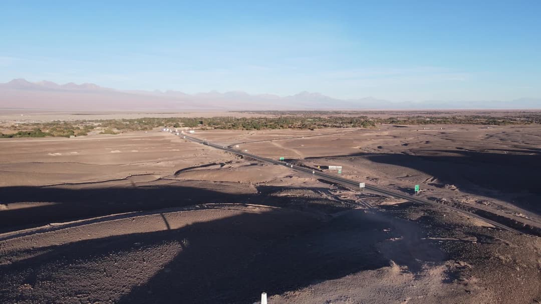 Estrada cortando o deserto ao amanhecer