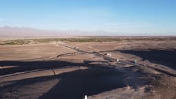 Estrada cortando o deserto ao amanhecer
