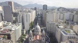 Igreja histórica da Candelária entre arranha-céus urbanos da Avenida Presidente Vargas no centro do Rio de Janeiro