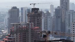 Prédios em construção no centro urbano
