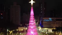 Árvore de Natal iluminada em  Fortaleza à noite