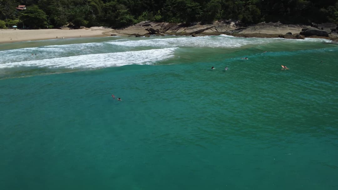Movimento orbital sobre surfistas na Praia Vermelha do Norte, Ubatuba