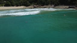 Movimento orbital sobre surfistas na Praia Vermelha do Norte, Ubatuba