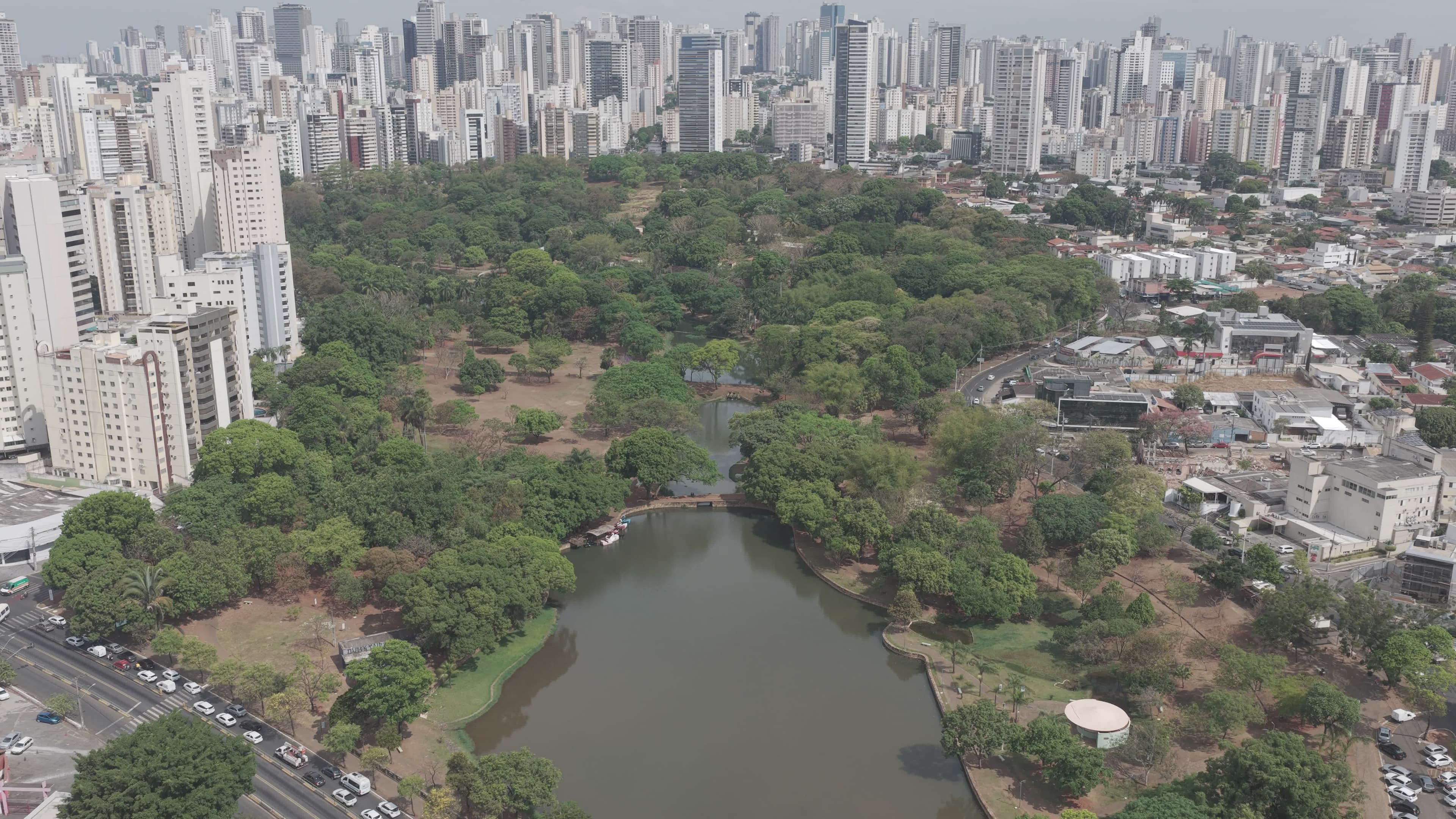 Parque urbano com lago em meio a arranha-céus