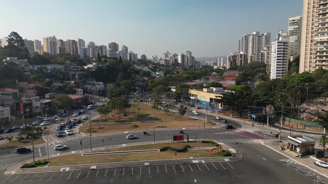 Carros no cruzamento da praça charles miller