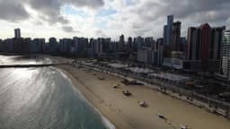 Orla de Fortaleza e praia ao amanhecer