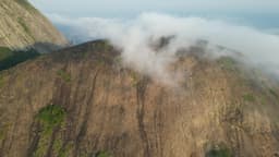 Costão de Itacoatiara com névoa 