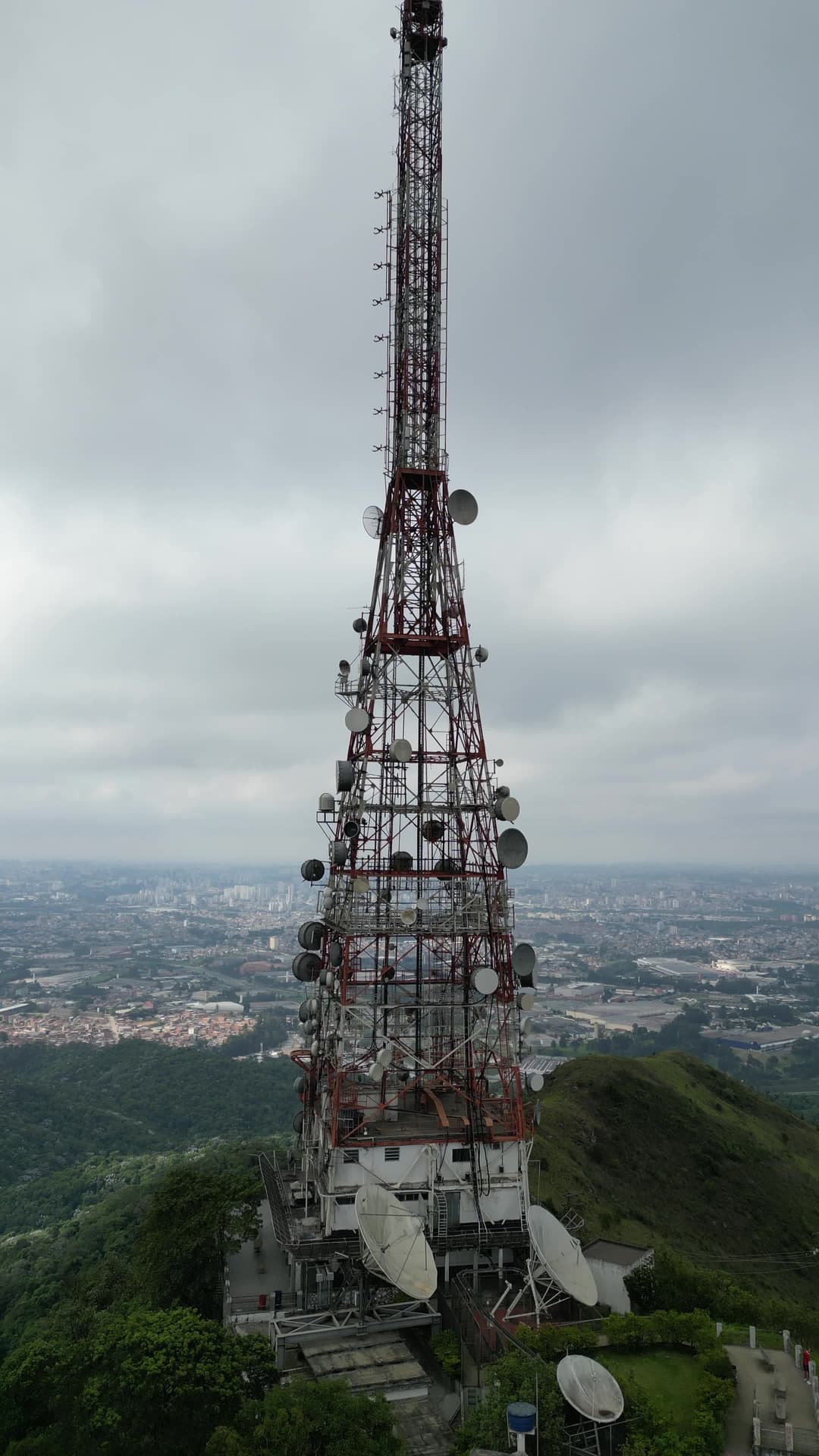 Torre de Transmissão no Alto da Montanha