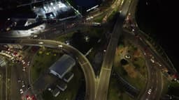 Imagem nortuna do viaduto Mestrino em destaque o pôr do sol e relâmpagos.