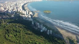 Vista aérea da orla de Santos, SP, com vegetação e prédios