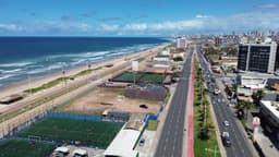 Avenida litorânea e praia urbana movimentada