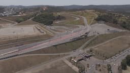 Vista aérea de autódromo sinuoso em meio à natureza mega Spece Santa Luzia MG
