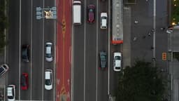 Trânsito urbano visto de cima em avenida movimentada
