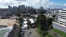 Praia Urbana com Arranha-céus ao Fundo