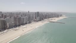 Arranha-céus à beira-mar na Praia Urbana