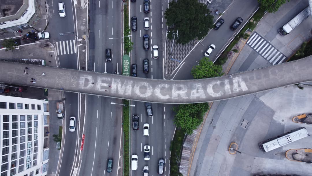 Passarela com a palavra “DEMOCRACIA” destacada