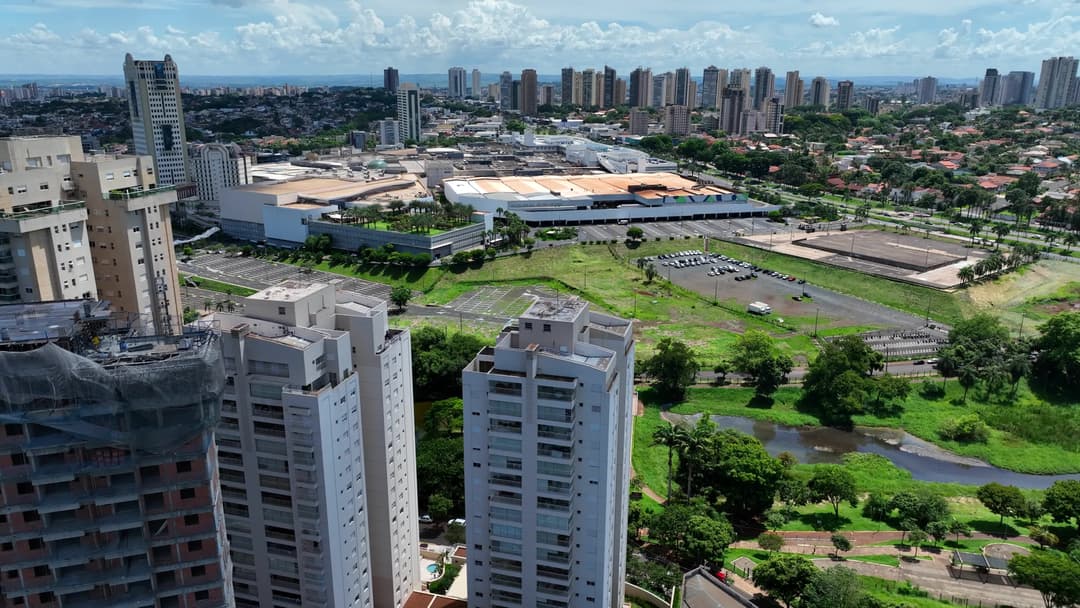 Flight over buildings next to Parque das Artes in Ribeirao Preto