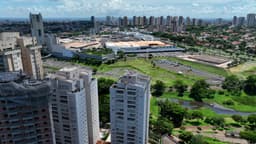 Flight over buildings next to Parque das Artes in Ribeirao Preto
