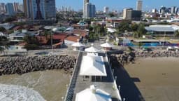 Ponte dos Ingleses sobre o mar com vista para a cidade