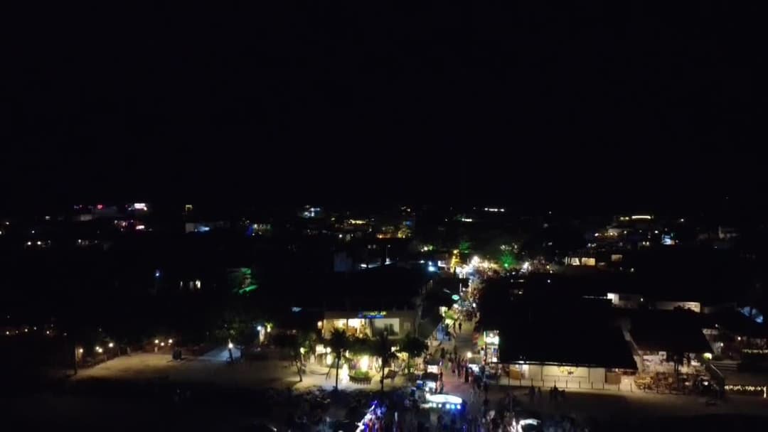 Rua principal  de Jericoacoara iluminada à noite