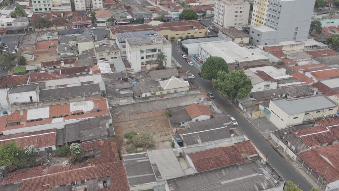 Centro urbano com casario e prédios baixos