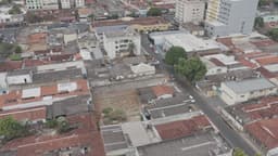 Centro urbano com casario e prédios baixos