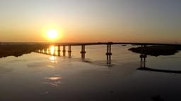 POR DO SOL SILHUETANDO NOVA PONTE DO GAUÍBA EM PORTO ALEGRE