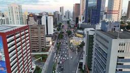 Avenida Tancredo Neves em Salvador na Bahia no Brasil