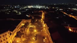 Centro histórico iluminado à noite