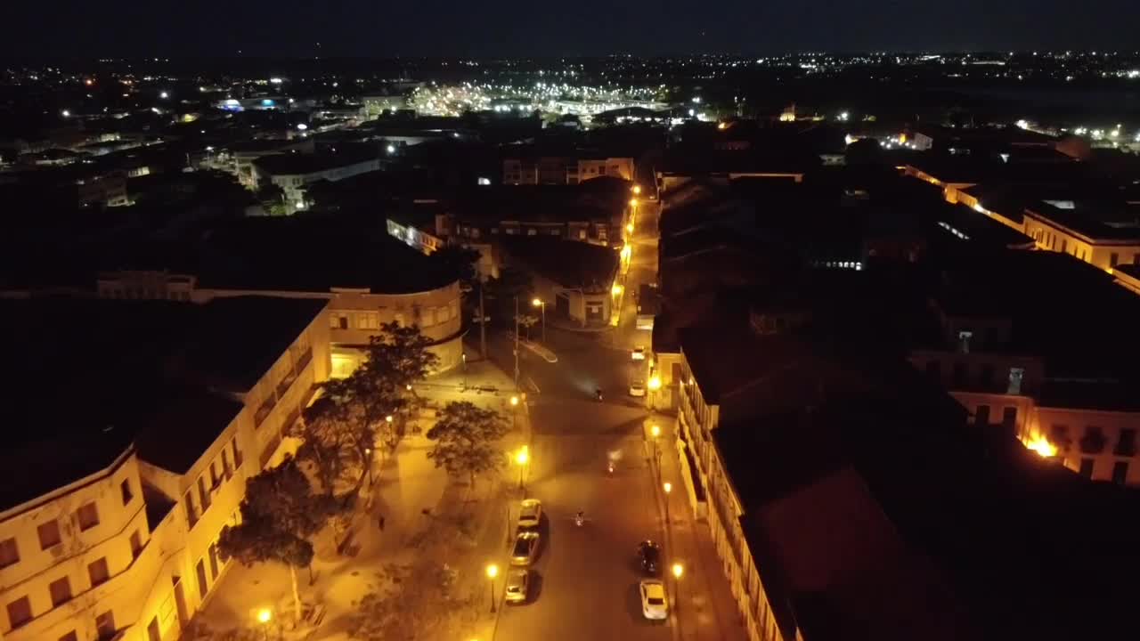 Centro histórico iluminado à noite