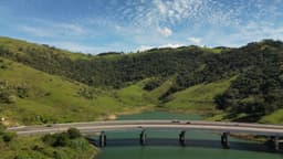Rodovia dos tamoios - carros passando.