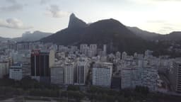 Bairro de Botafogo em primeiro plano, Cristo Redentor sob o Morro do Corcovado