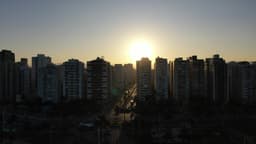 Pôr do sol entre prédios em Santos-SP