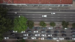 Trânsito intenso em avenida urbana