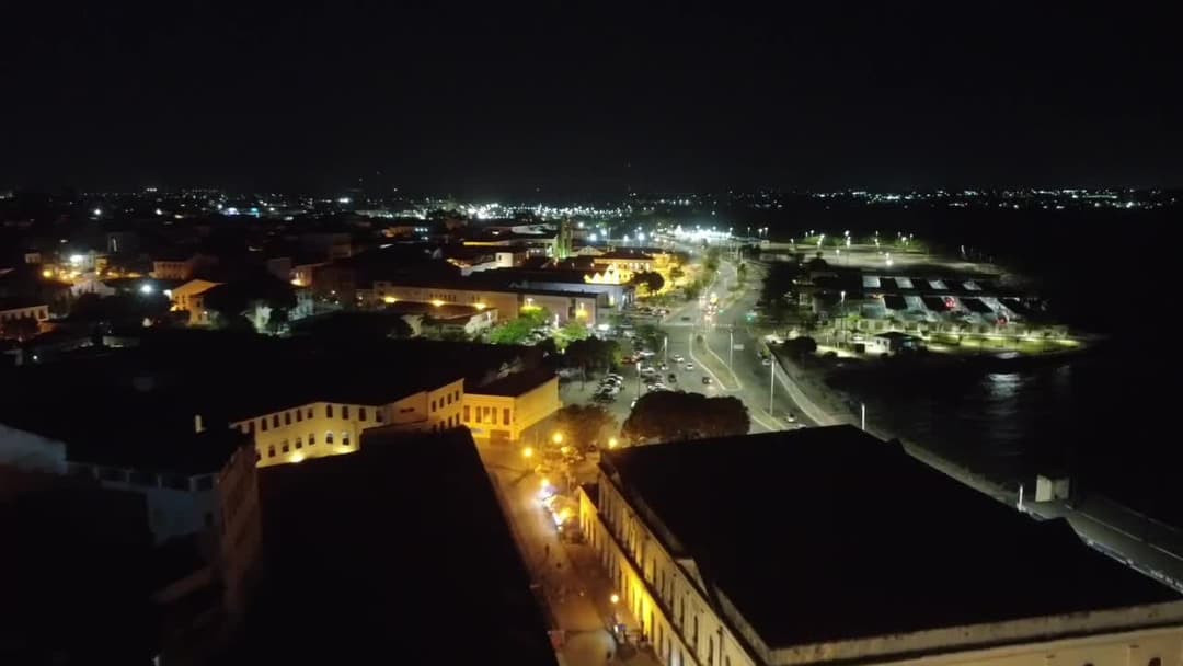 Orla iluminada e centro histórico à noite