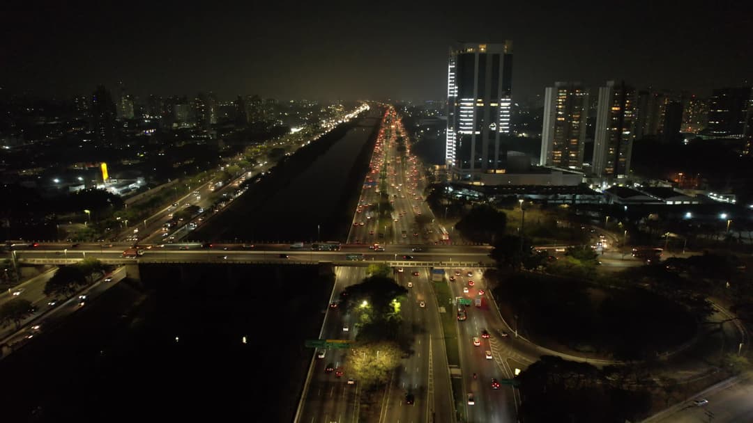Marginal Tiête iluminada à noite